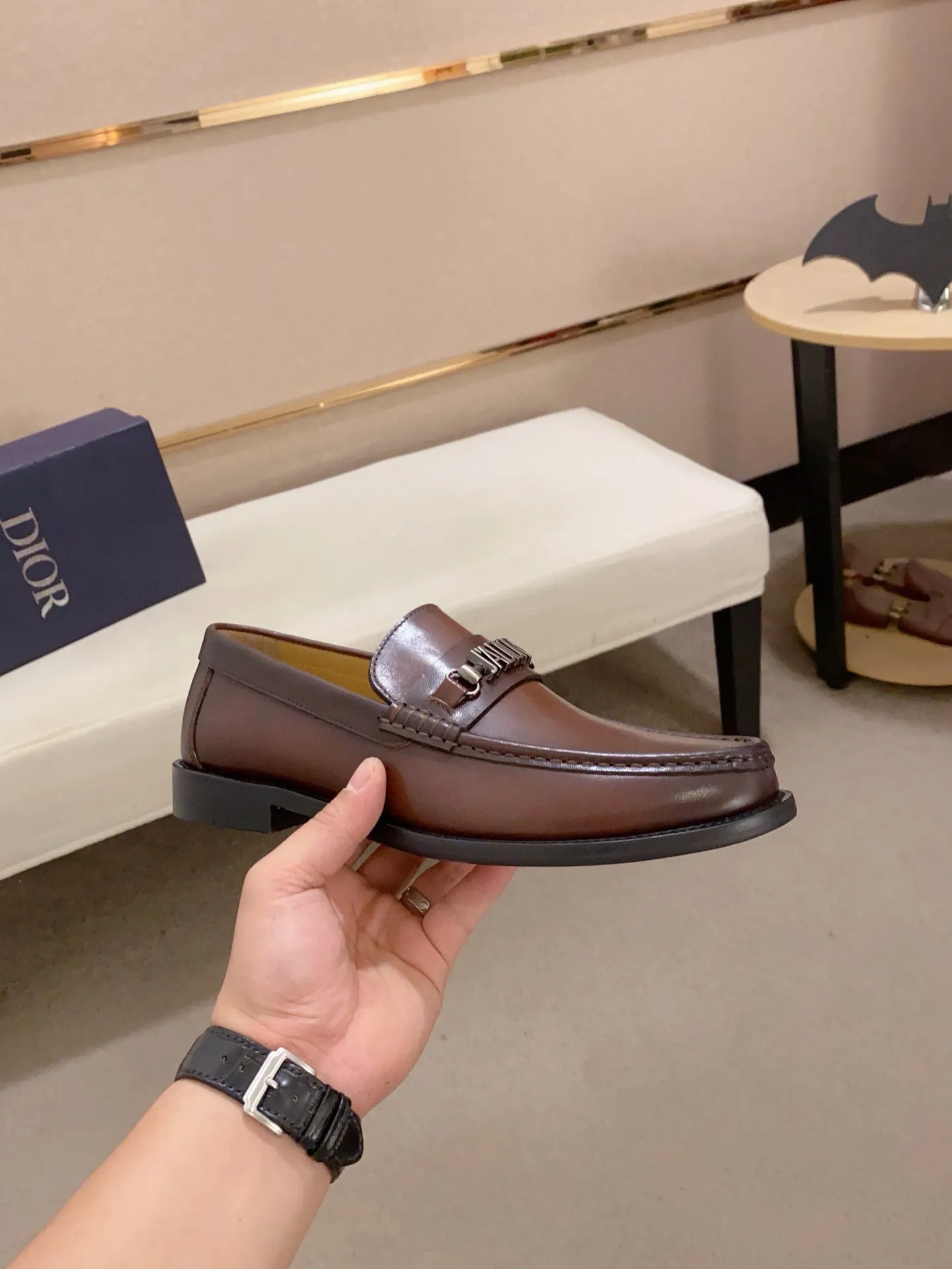 Factory price: 270 men's shoes 💰 High-end version of Dior Dior's new series. Famous actors and Internet celebrities wear super popular designs. They are designed with the sculptures of French artist Niki de Saint Phalle as rings. Material: Imported original material ➕Painted cowhide Foot pads: cowhide Outsole: Rubber outsole Men's shoe size: 38~44 Can be customized to size 45